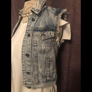 Woman’s Papaya Sleeveless Jean Jacket